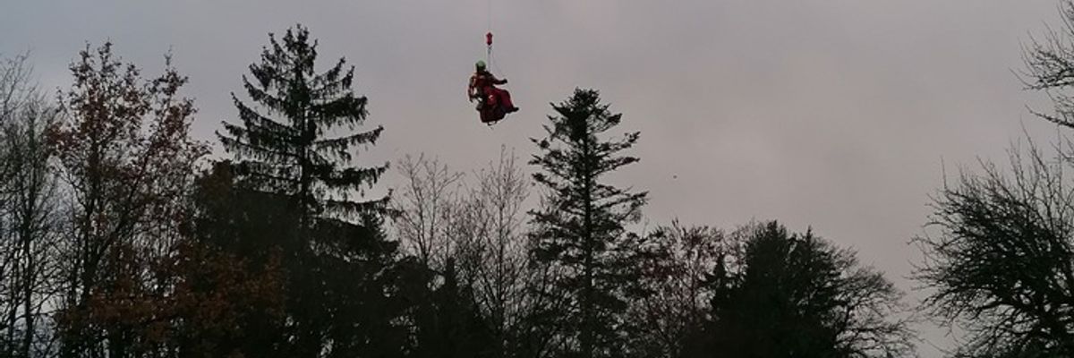 FW Stuttgart: Gemeinsame Pressemitteilung der Feuerwehr Stuttgart und des Polizeipräsidiums Einsatz: Verletzter Arbeiter auf Sendemast mittels Polizeihubschrauber und Höhenrettung in Kaisersbach gerettet