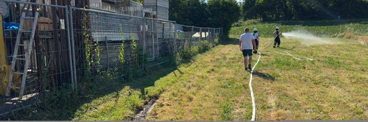 FW Stockach: Flächenbrand an Lagerfläche