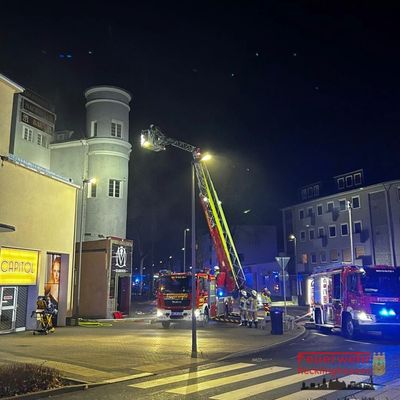 FW-RE: Erstmeldung: Brand in ehem. Table-Dance-Bar - keine Verletzten - Feuerwehr im Großeinsatz