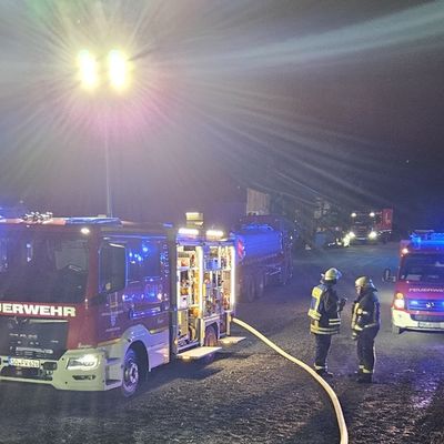 FW-AR: Interkommunale Herbstübung: Feuerwehren Arnsberg und Wickede erproben den Ernstfall