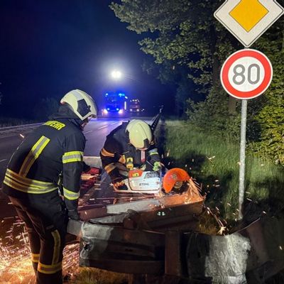 FW-AUR: Frontalzusammenstoß mit Leitplanke