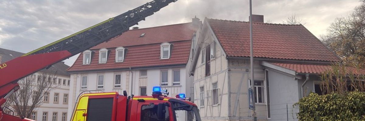 FW-DT: Zimmerbrand in der Siegfriedstraße