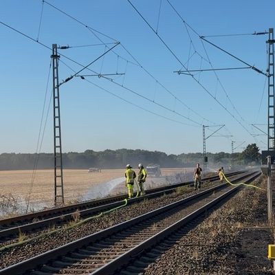 FW Meerbusch: Kilometerlanger Flächenbrand entlang Bahnstrecke von Meerbusch nach Krefeld.