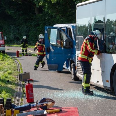 FW-RD: Realitätsnahe Großübung fordert Feuerwehr und Rettungsdienst in Tappendorf