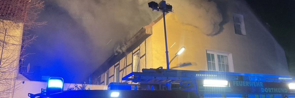 FW-DO: Brand in Dortmund Asseln / Brand in einem Fachwerkhaus