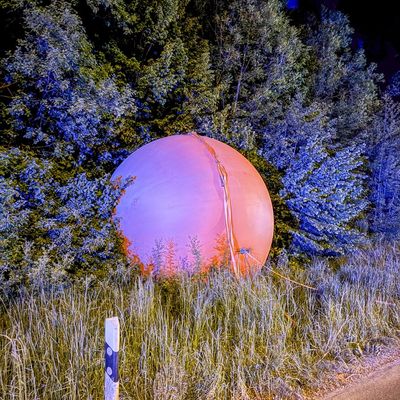 FW-DT: Orangene Kugel sorgt für nächtlichen Feuerwehreinsatz