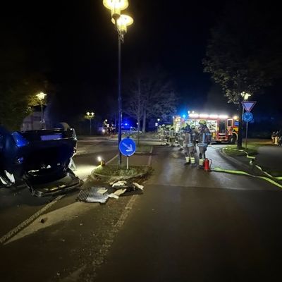 FW Ratingen: Verkehrsunfall, eine schwerverletzte Person