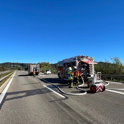 FW Stockach: Brennender LKW auf der Autobahn A98