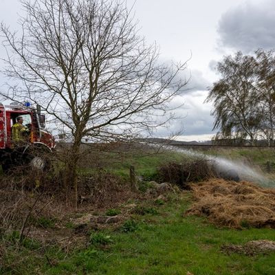 FW Menden: Feuerwehr Menden löscht Rundballenbrand auf Streuobstwiese