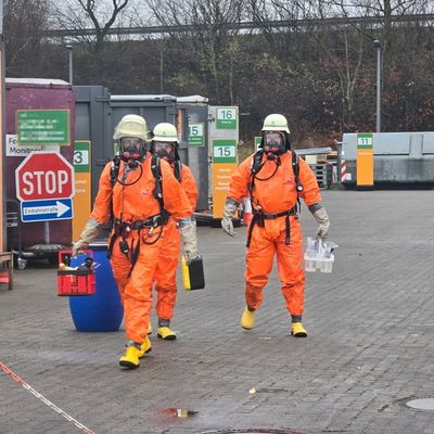 FW-RD: Düngemittel verursacht ein Gefahrgut Einsatz auf einen Wertstoffhof in Osterrönfeld
