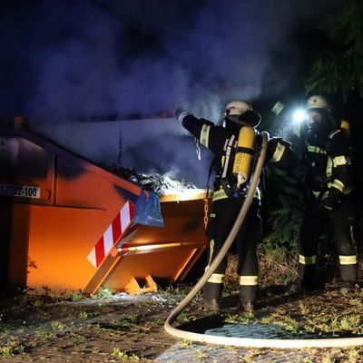 FW Hambühren: Nächtlicher Containerbrand neben Pflegeheim - Rauch droht durch geöffnete Fenster einzudringen