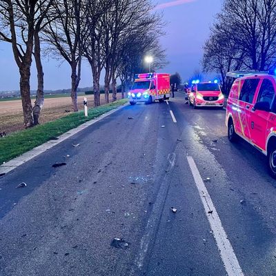FW Ratingen: Zwei Personen lebensbedrohlich und schwer verletzt bei Verkehrsunfall