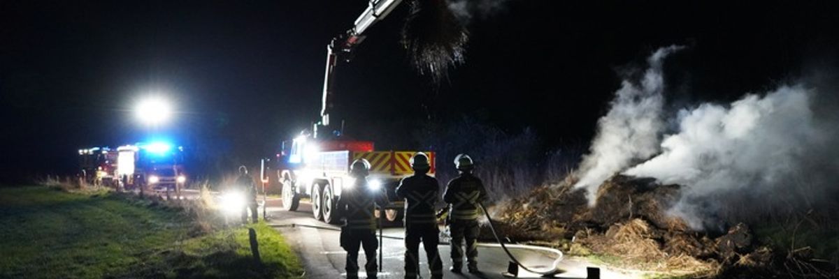 FW Bocholt: Feldbrand stellt sich als brennender Schilfhaufen heraus