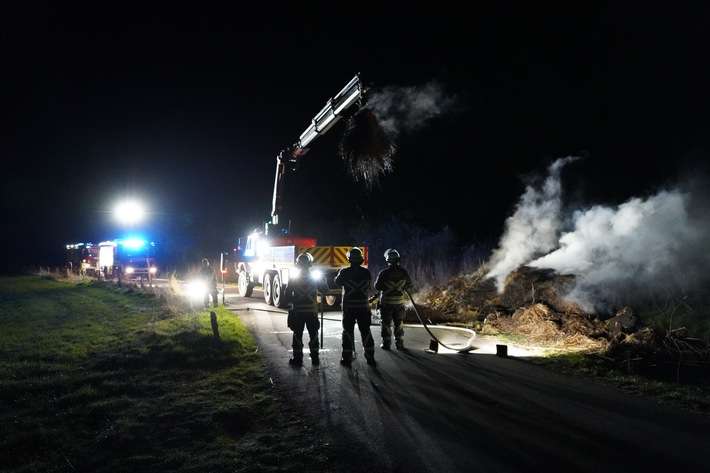 FW Bocholt: Feldbrand stellt sich als brennender Schilfhaufen heraus