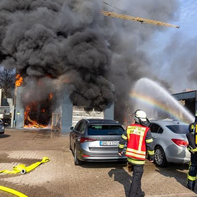 FW Porta Westfalica: 10.03.2026 - Großbrand einer KFZ-Werkstatt in Porta Westfalica Barkhausen