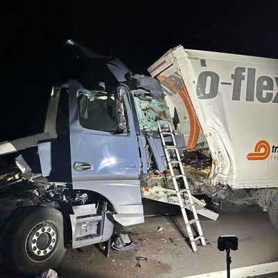 FW Helmstedt: Auffahrunfall mit zwei LKW