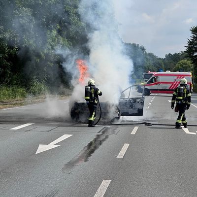 FW Dinslaken: Nachmeldung und Einsatzfotos zur Pressemeldung: Feuerwehr rückt zum Fahrzeugbrand, auslaufende Betriebsmittel und Kampfmittelfund aus