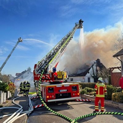 KFV Bodenseekreis: Großeinsatz für die Feuerwehr: Wohnhausbrand in Bermatingen