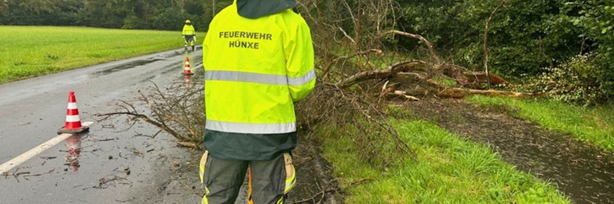 FW Hünxe: Ast auf Gehweg