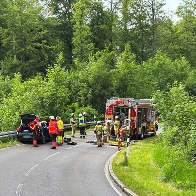 KFV Bodenseekreis: Feuerwehr rettet zwei Fahrzeuglenker aus Fahrzeugen nach schwerem Verkehrsunfall auf K7783