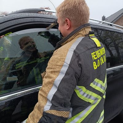 FW Bocholt: Tier aus misslicher Lage befreit - Feuerwehr öffnet Pkw