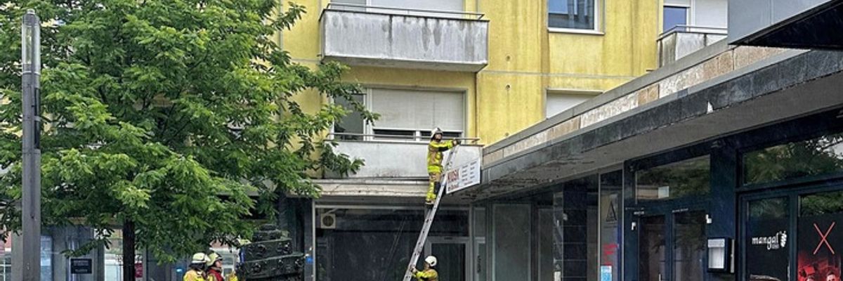 FW Grevenbroich: Feuerwehr rettet zwölf Personen bei Kellerbrand in Grevenbroich