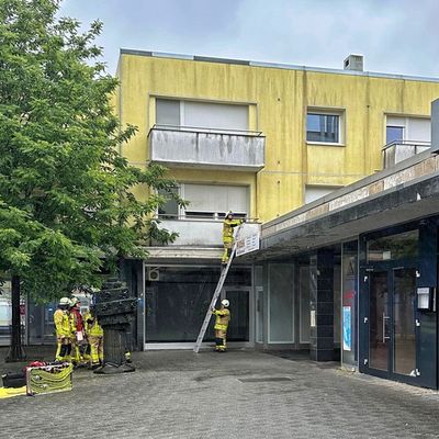 FW Grevenbroich: Feuerwehr rettet zwölf Personen bei Kellerbrand in Grevenbroich