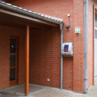 FW Hambühren: Neuer Defibrillator am Feuerwehrhaus Oldau kann Leben retten