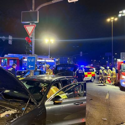 FW Weinheim: Drei Fahrzeuge kollidieren auf der Kreuzung B38 / Viernheimer Straße, darunter ein Streifenwagen der Polizei