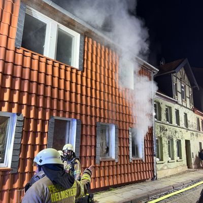 FW Helmstedt: Feuer in Mehrfamilienhaus mit Menschenrettung