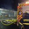 FW Alfter: Brand in einer Fahrzeug- und Gerätehalle in Impekoven