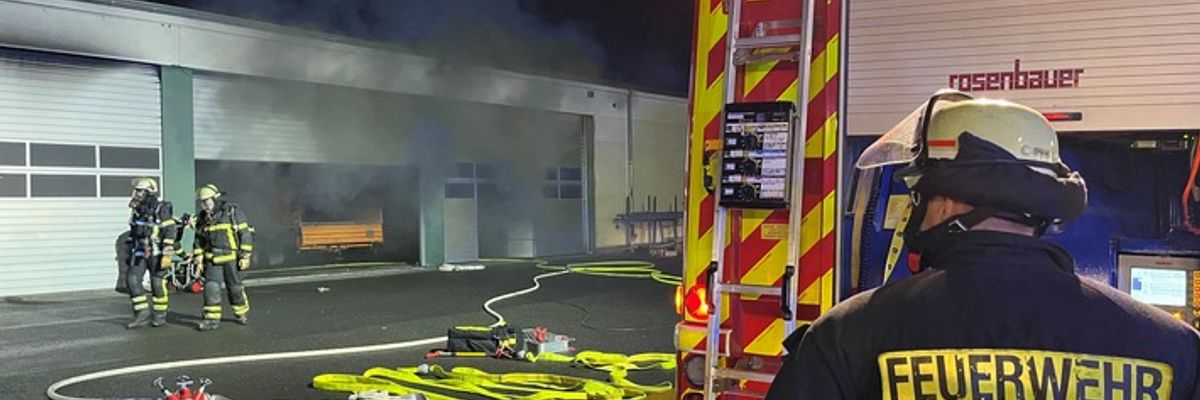 FW Alfter: Brand in einer Fahrzeug- und Gerätehalle in Impekoven