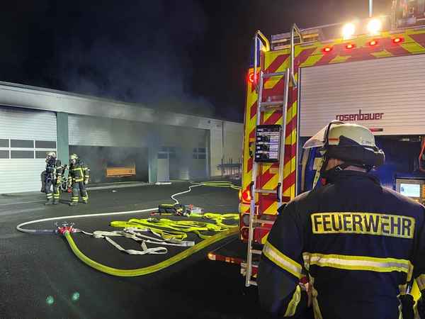 FW Alfter: Brand in einer Fahrzeug- und Gerätehalle in Impekoven