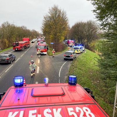 Feuerwehr Kalkar: Unfall auf der B 67