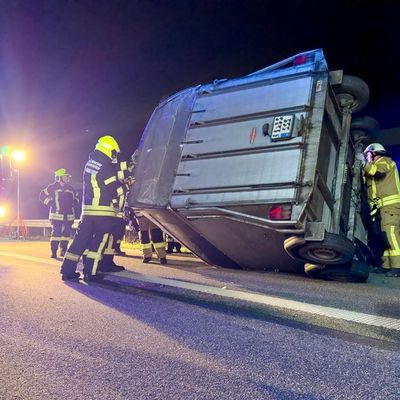 FW-OLL: Verkehrsunfall mit Pferdetransporter auf der A28 - Zwei Pferde erfolgreich gerettet