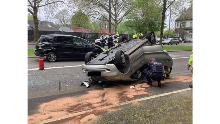 FW-GE: Verkehrsunfall mit überschlagenem PKW