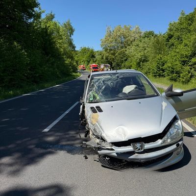 FW Bergheim: Vier Verletzte nach Verkehrsunfall in Bergheim Frontalzusammenstoß auf der Landstraße 93 bei Oberaußem