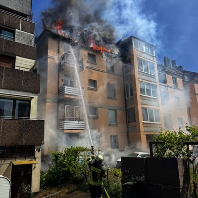 FW-EN: Erstmeldung: Dachstuhlbrand mit Menschenrettung in der Schöntaler Straße - 2 Personen mit Drehleiter gerettet