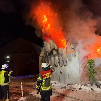 FW-AUR: Gebäude nach Durchzündung vollständig in Flammen