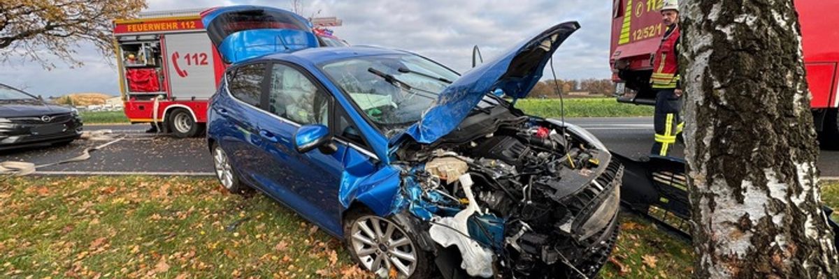 FFW Bergen: Auslaufende Betriebsstoffe nach Unfall auf der B3