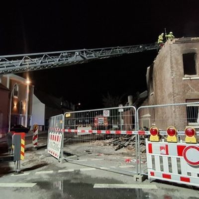 FW Grevenbroich: Feuerwehr Grevenbroich stundenlang bei Großbrand in Elsen im Einsatz