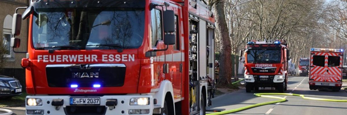 FW-E: Brand einer Gartenlaube im Hinterhof - Feuerwehr verhindert Brandausbreitung