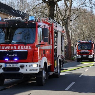 FW-E: Brand einer Gartenlaube im Hinterhof - Feuerwehr verhindert Brandausbreitung