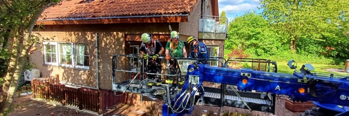 FW Horn-Bad Meinberg: Feuer greift auf Dachstuhl über und zerstört Wohngebäude - über 100 Einsatzkräfte mehrere Stunden im Einsatz