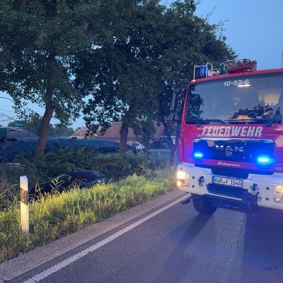 FW-AUR: Wagen von Bundesstraße in Graben gefahren