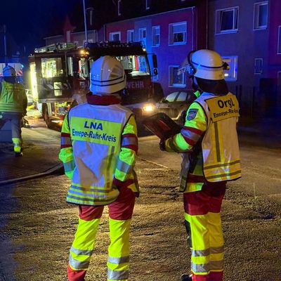 FW-EN: Brand im Dachgeschoss - Feuerwehr Hattingen rettet einen Bewohner