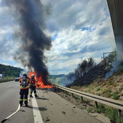 FW Stockach: Brennender Wohnwagen auf der Autobahn.