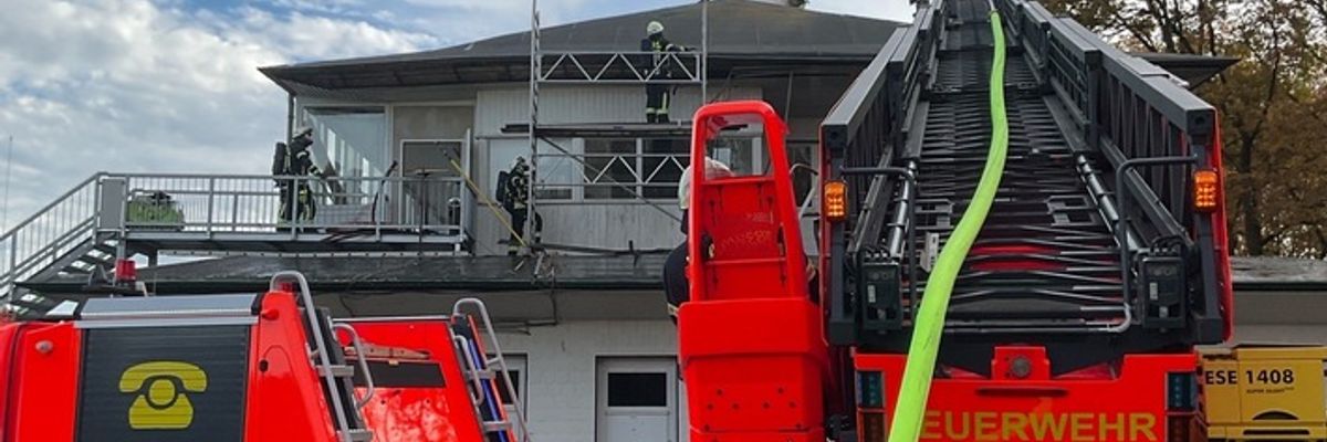 FW-MH: Dachstuhlbrand auf der Galopprennbahn