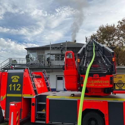 FW-MH: Dachstuhlbrand auf der Galopprennbahn
