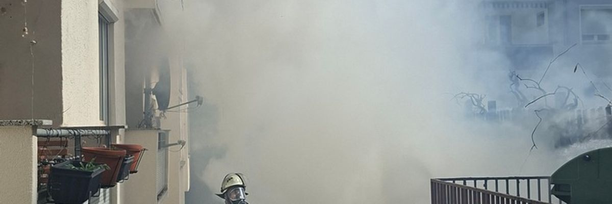FW Stuttgart: PKW-Brand droht auf Gebäude überzugreifen
